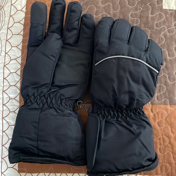 Warmest gloves you’ll ever own. Boys XL OR Mens small. Batteries inside for heat - Picture 4 of 4